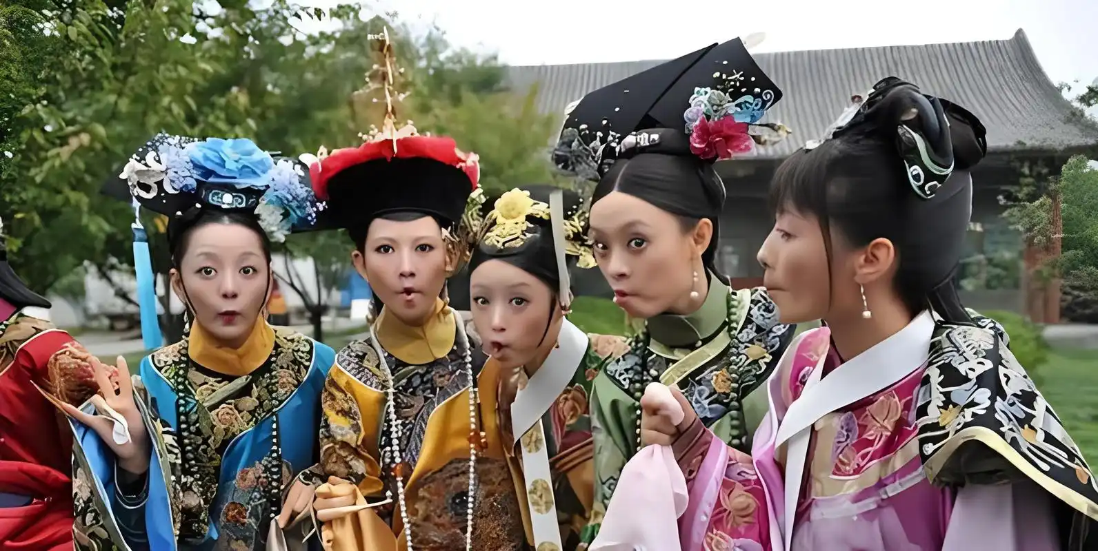 甄嬛传》:罕见花絮照曝光 13年前的电视剧《甄嬛传》开辟了宫斗剧的