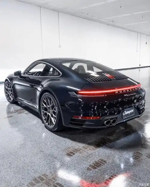 新款保时捷911的贯穿式尾灯,爱了