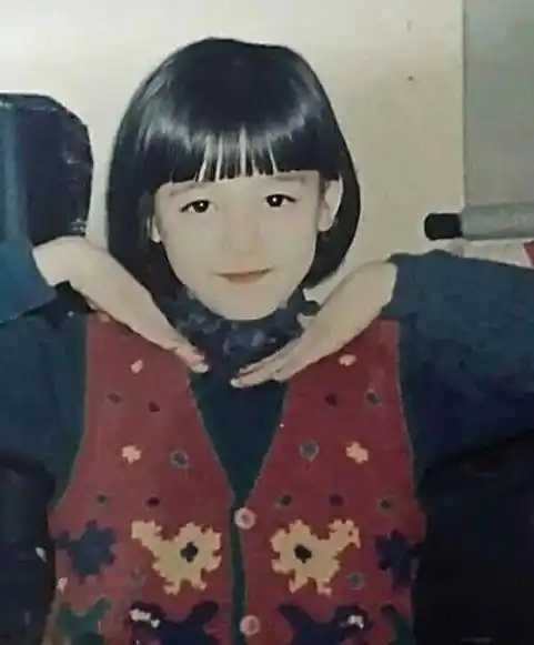 迪丽热巴小学照曝光,简直就是"衣架子",杨幂的眼光简直了_时候_演技