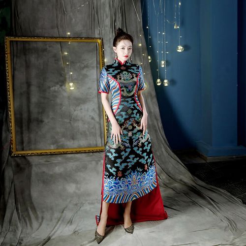 中国风前短后长旗袍刺绣缎面挺括有型修身显瘦模特走秀造型艺考女