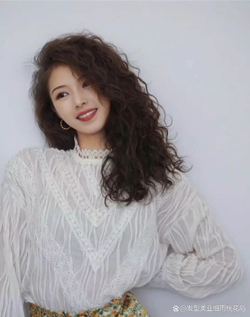 毛茸茸的羊毛卷显发量,复古有女人味,烫过的羊毛卷