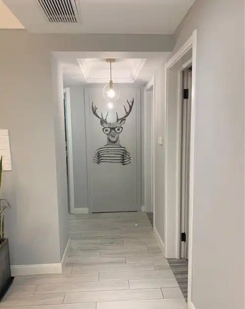 过道到底,鹿角图案处是一扇隐形门,里面是杂物间.