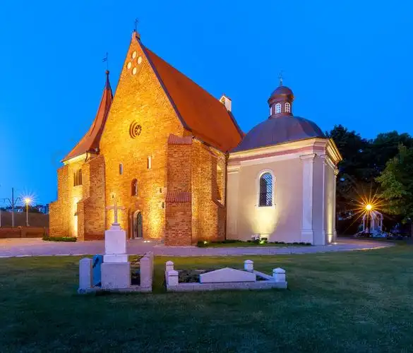 日落时墙外的耶路撒冷圣约翰教堂的景色波兹南波兰波兹南城墙外的