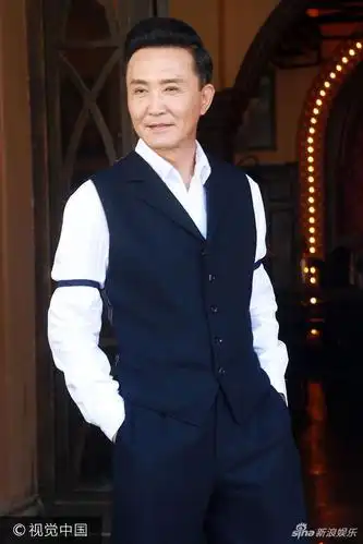 "达康书记"贡献新鲜表情包 穿马甲帅气值力压小鲜肉