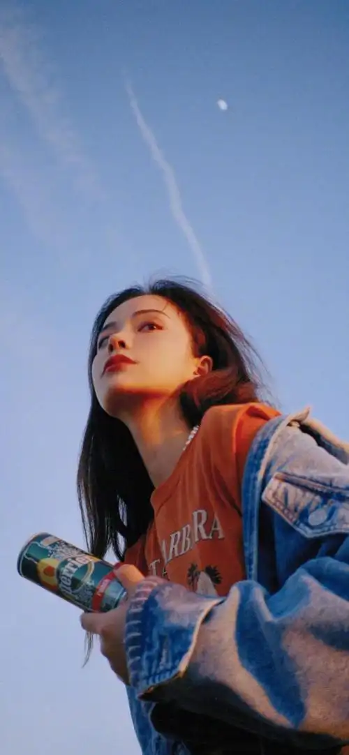 抖音最火壁纸图片女生