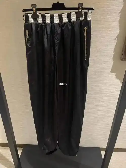 特价9025000  fr36,chanel23c黑色暗花运动裤,全新带吊牌,2周发.