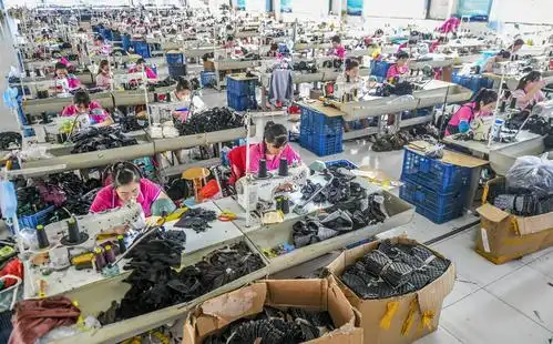 7月29日,在河北省故城县高新技术产业开发区,一家裘革企业车间工人在