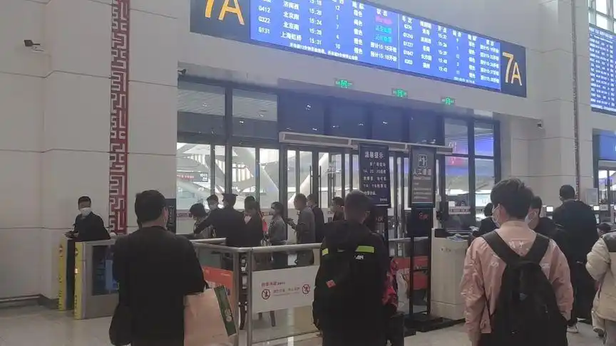 徐州东站是地级市里最大的高铁站了,东西双广场都可以候车.