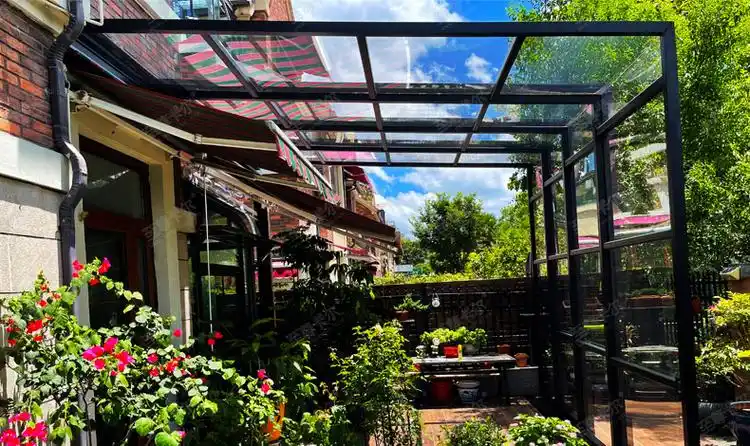 庭院做一个透明顶棚,怎么封便宜又结实?|至尊卡尔阳光房