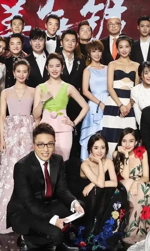 看了刘亦菲跟其他明星的合照 终于知道为啥没人愿意跟她合照了