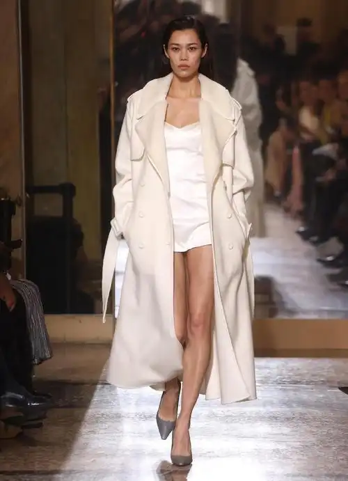 2月25日,模特在意大利米兰时装周上展示ermanno scervino品牌的2023