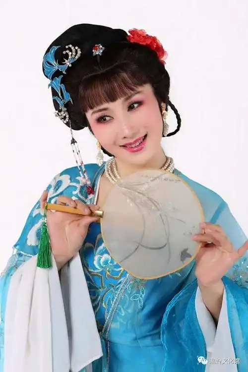 浙江小百花越剧团著名吕派花旦,国家一级演员; 浙江戏剧家协会会员