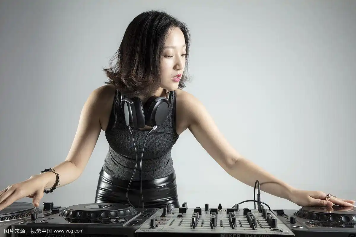 打碟的年轻女dj