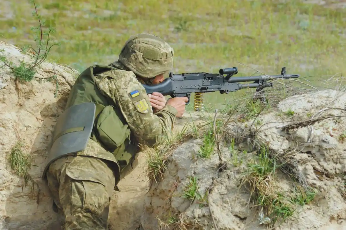 乌克兰陆军第152机械化旅的士兵进行协同作战训练.#动态连更挑战