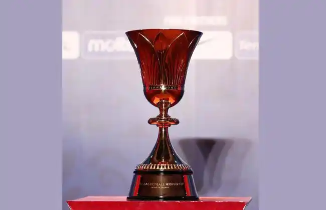 fiba展示篮球世界杯奖杯 纯金打造亮瞎你的眼