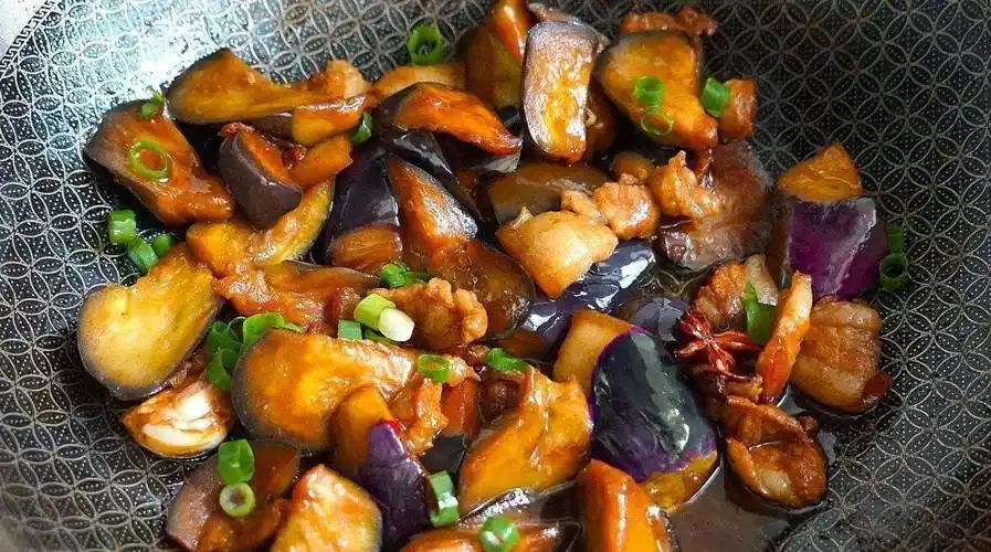 炖茄子时,别直接下锅炖,难怪茄子油腻又难吃,大厨:这样做才对_五花肉