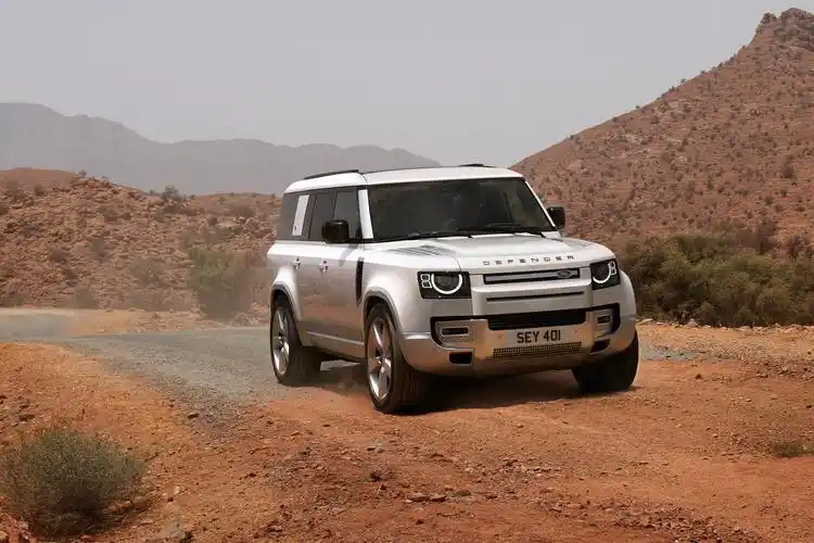 路虎卫士130正式上市,售价119.8-127.8万元