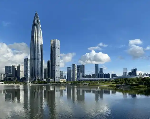 大面积空间斜交及微折角钢构施工等六大技术和管理难点,作为城脉金融