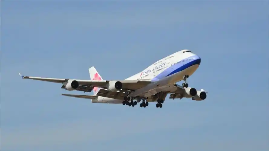 实拍,台湾中华航空波音747-400f降落,涂装真漂亮