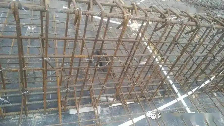 腰筋多于两排时,拉钩应错开布置.