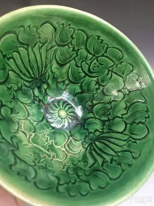 **吉州窑绿釉刻花娃娃碗