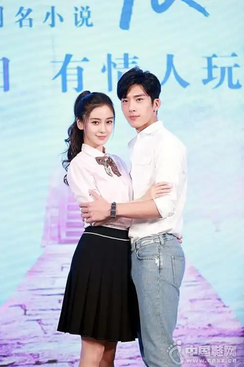 baby和井柏然牵手现身穿衬衫黑裙展少女气质