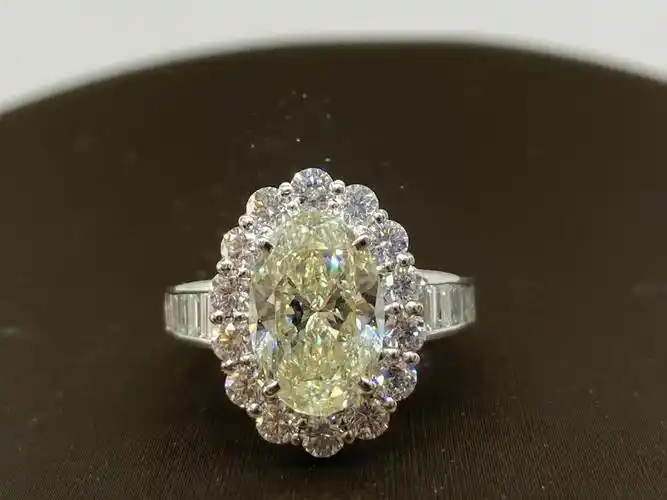 三克拉钻石戒指