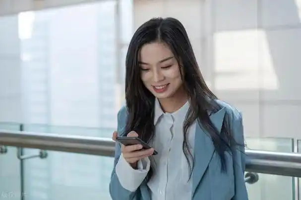 出差时,女同事故意把东西落我房间,半夜来找,并趁机对我表白