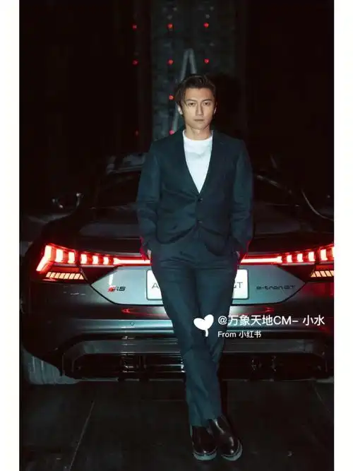 谢霆锋身着club monaco蓝色西装套装出席活动,简洁线条