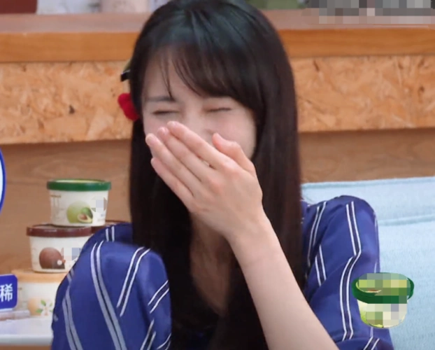 郑爽玩游戏抓许魏洲的手,放松状态下,谁注意坐姿?穿的可是睡衣啊