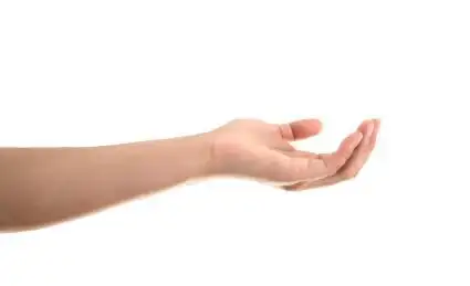 一只手做成凹槽状的手势准备接住东西