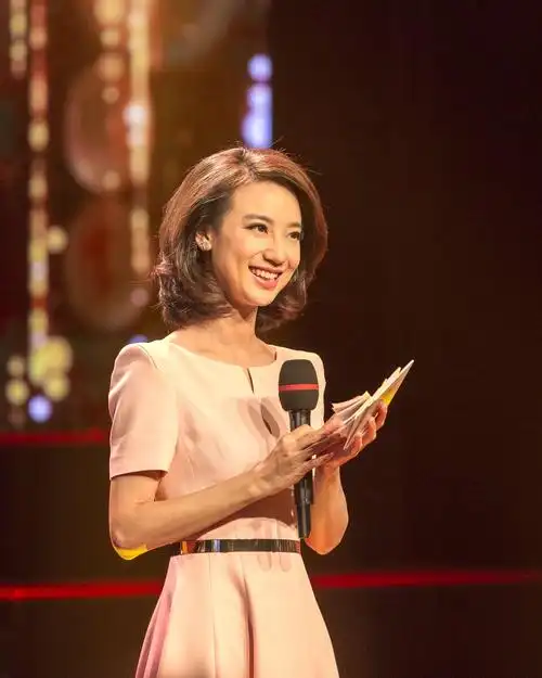 主持人李杨薇介绍三位嘉宾