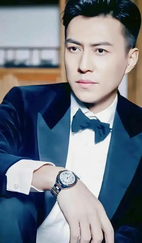 靳东算不算顶级帅哥?看他和黄晓明,胡歌等人的合照就有答案了