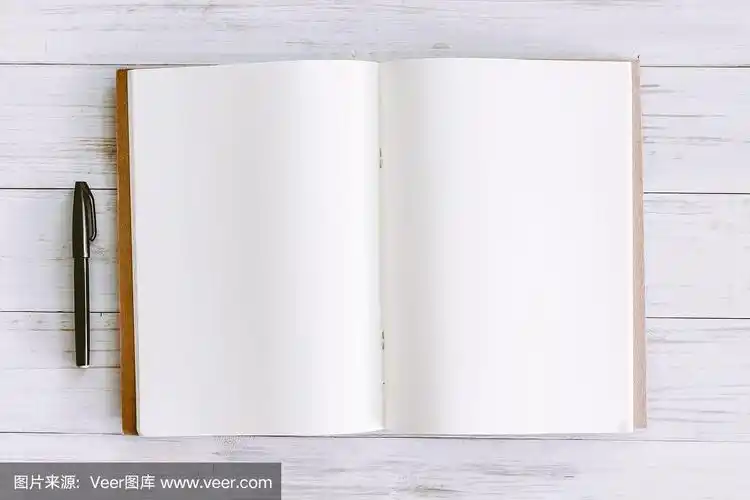 打开一本空白页木制背景的书