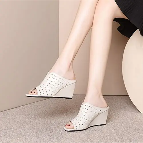 坡跟拖鞋女2021夏季新款真皮镂空凉拖鞋米白色百搭鱼嘴高跟拖凉鞋