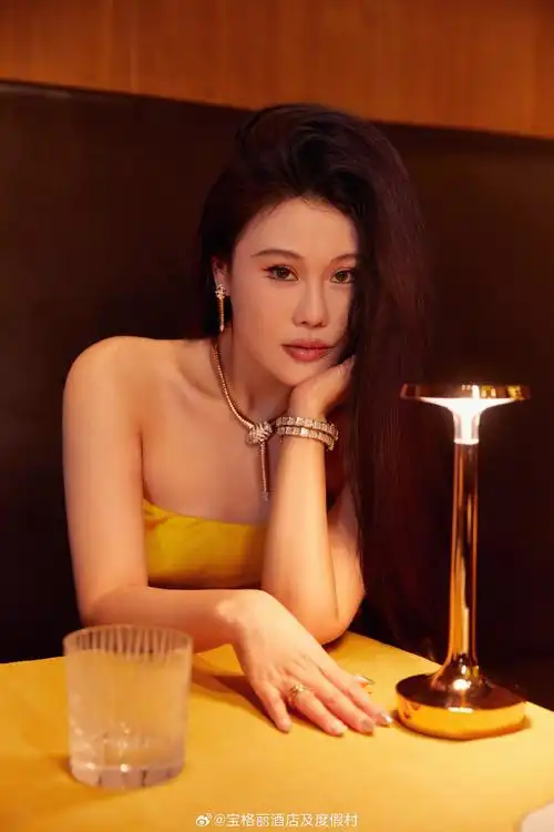 亮马河畔星光璨然, 歌手@tia袁娅维佩戴bvlgari宝格丽serpenti系列