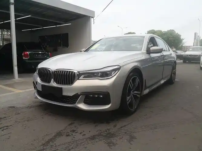 宝马740li 领先型 m运动 月光石白/干邑 现车优惠24.3万元