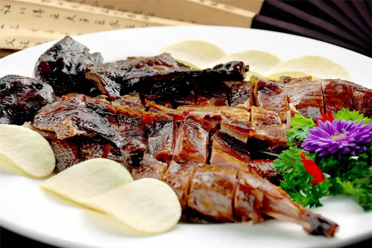 招牌酱鸭:这道菜是采用新鲜的鸭子为原材料,加上招牌的酱料,成就了这