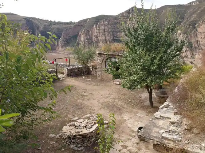 在流经山西省永和县河会里村,后山里村和陕西延川县土岗乡大程,小程村