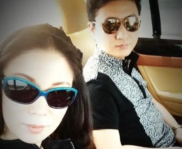 央视主播周炜出身部队和妻子7年爱情长跑20年婚姻无绯闻