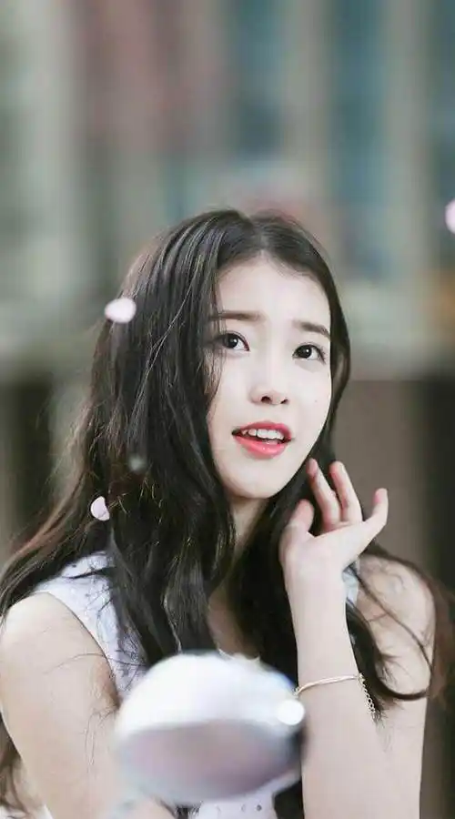 iu原名李智恩,1993年出生于韩国首尔市,由于长相甜美,一脸萌妹气质,被