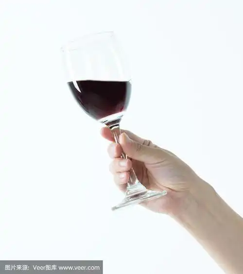 手里拿着一杯酒的女人