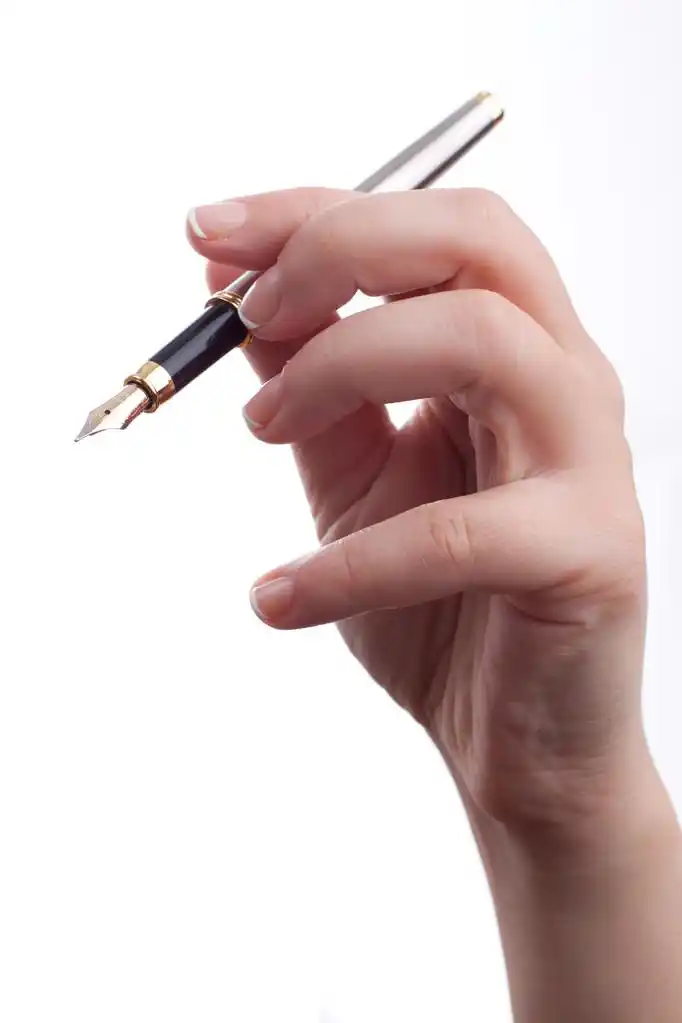 女人握笔,女人手拿着白色衬底上分离出一支钢笔