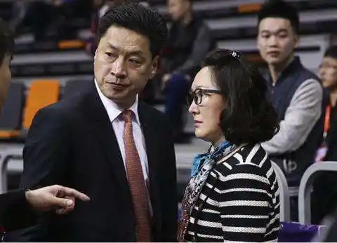 关于广厦队李京龙老婆的配图及描述