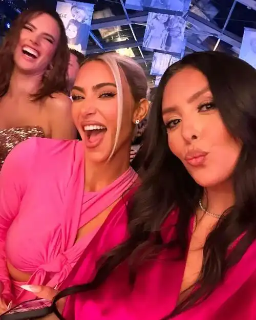 科比妻子成立曼巴联赛瓦妮莎身材重回巅峰大女儿练芭蕾秀身材