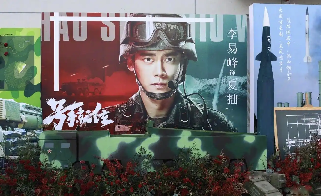 《号手就位》今日召开发布会,身穿火箭军军装的李易峰正气十足,导弹