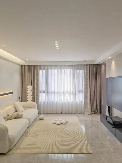 现代极简风装修,虽然也很喜欢但是总觉得不够温馨,于是就更换了客厅的