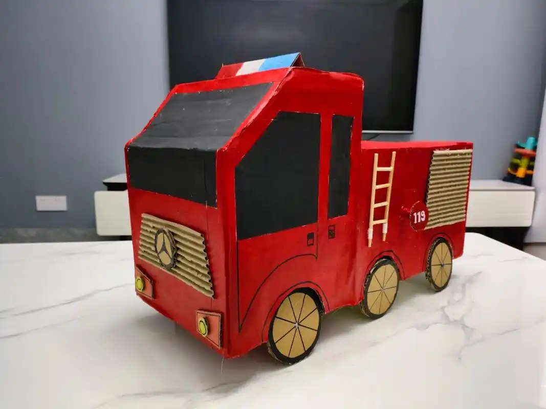 幼儿园手工之纸壳消防车 作为一个上班族妈妈,下班还要做幼儿园手工