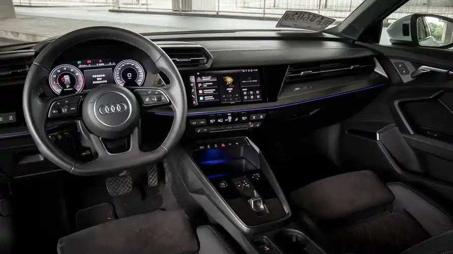 不管是奥迪a4l还是a6l,内饰都以科技感著称,但在之前的老款a3身上,却