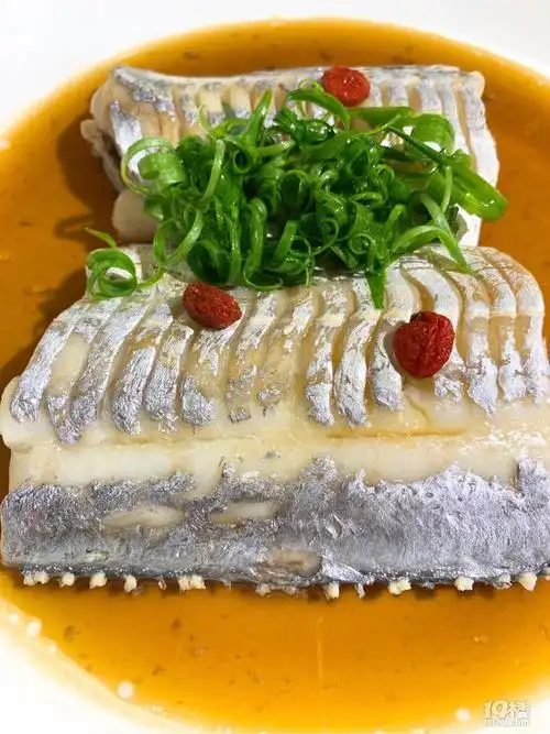 清蒸带鱼冬季的带鱼最肥美做法:1.带鱼洗